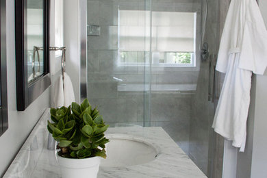 Example of a minimalist bathroom design in Other