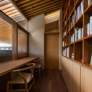 Imagen de despacho de estilo zen con paredes beige, suelo de contrachapado y escritorio empotrado