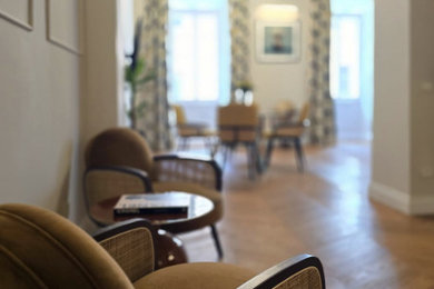 Example of an eclectic living room design in Rome