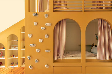 Mittelgroßes, Neutrales Modernes Kinderzimmer mit Spielecke und gelber Wandfarbe in Berlin