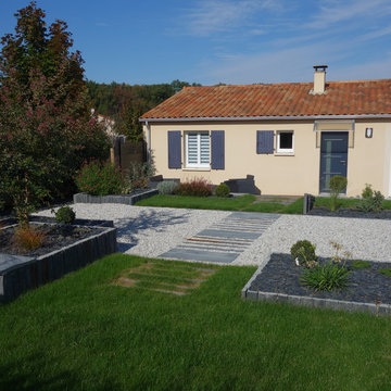 Aménagement d'un jardin avec des piquets de schiste