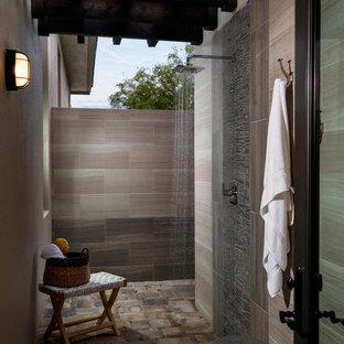 他の地域の大きいトランジショナルスタイルのおしゃれな横庭のテラス (屋外シャワー、パーゴラ) の写真