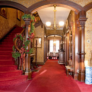 ボストンのヴィクトリアン調のおしゃれな玄関ロビー (カーペット敷き) の写真