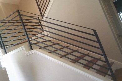 Diseño de escalera minimalista de tamaño medio con escalones de madera y contrahuellas de madera