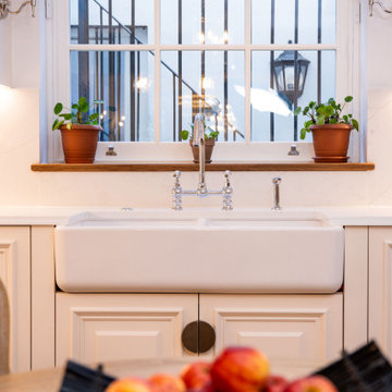 Traditional Lay-On Panelled with Large Mouldings Shaker Kitchen