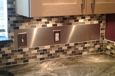 Example of a minimalist kitchen design in Detroit