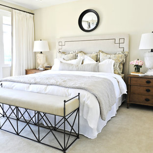 Klassisches Schlafzimmer mit beiger Wandfarbe, Teppichboden und grünem Boden in Vancouver