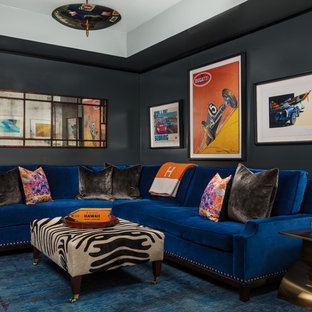 Inspiration pour une salle de cinéma traditionnelle de taille moyenne et fermée avec un mur gris, un sol en carrelage de porcelaine, un téléviseur fixé au mur et un sol gris.