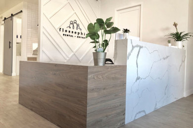 Home design - mid-century modern home design idea in Orange County