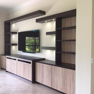 Inredning av ett modernt mellanstort separat vardagsrum, med vita väggar, kalkstensgolv, en väggmonterad TV och beiget golv