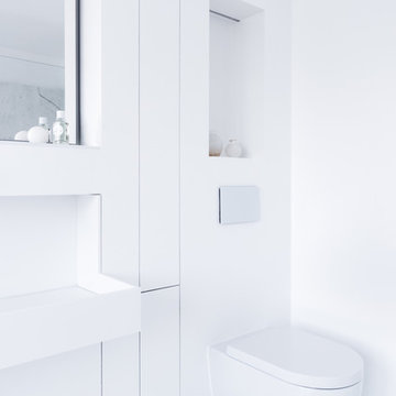 Oh Calacatta! Fugenlose Marmorbäder im hellen Design