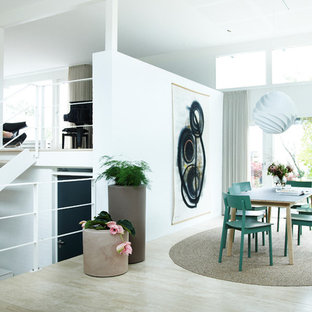 コペンハーゲンの広い北欧風 LDKの画像 (白い壁、ベージュの床、淡色無垢フローリング)