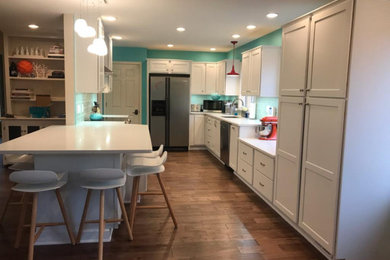 Example of a trendy kitchen design in Louisville