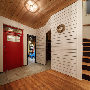 他の地域の小さいミッドセンチュリースタイルのおしゃれな玄関 (コンクリートの床、グレーの床) の写真