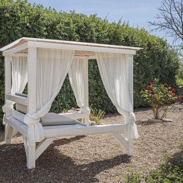 L'oasi del relax: daybed e tende leggere tra siepi profumate