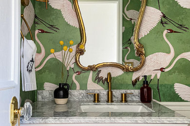シカゴにあるトランジショナルスタイルのおしゃれなトイレ・洗面所 (羽目板の壁) の写真