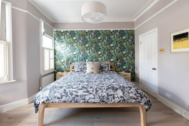 ロンドンにある広いコンテンポラリースタイルのおしゃれな主寝室 (グレーの壁、無垢フローリング、茶色い床) のインテリア