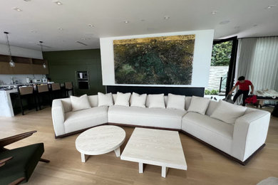 Example of a living room design in Los Angeles