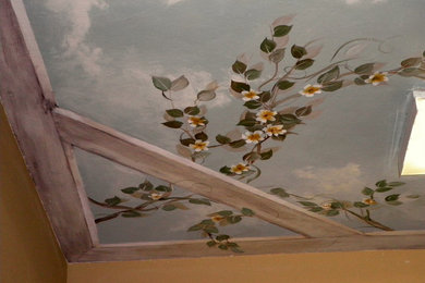 Example of a classic home design design in Tampa