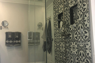 Bathroom - bathroom idea in Miami