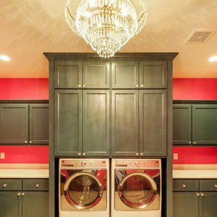デンバーの巨大なヴィクトリアン調のおしゃれな洗濯室 (左右配置の洗濯機・乾燥機) の写真