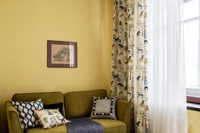 На фото: гостиная комната среднего размера с с книжными шкафами и полками, желтыми стенами, паркетным полом среднего тона, зоной отдыха и коричневым полом с