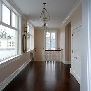 Inredning av en klassisk mycket stor hall, med rosa väggar och mellanmörkt trägolv