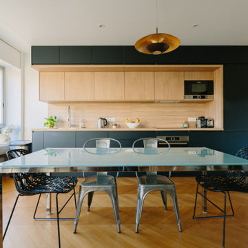 Super cuisine bleu mat et chêne naturel dans appartement haussmannien