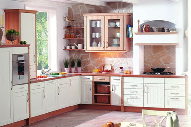 Kitchen - traditional kitchen idea in Denver
