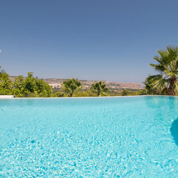 Piscina infintiy con gresite blanco
