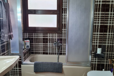 Aménagement d'une salle de bain contemporaine.