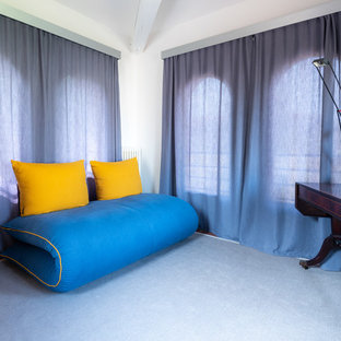 フィレンツェの小さいモダンスタイルのおしゃれなクラフトルーム (白い壁、テラコッタタイルの床、自立型机、茶色い床) の写真