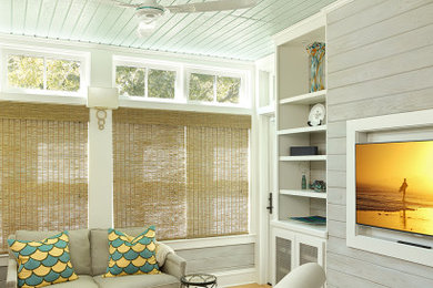 Foto di una veranda costiera di medie dimensioni con parquet chiaro e pavimento marrone