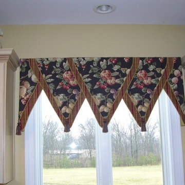 Mason, Ohio Kitchen layered pointed valance.
