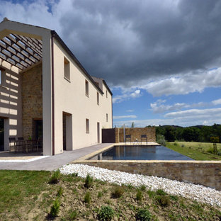 Landhaus Infinity-Pool neben dem Haus in rechteckiger Form mit Pflasterklinker in Sonstige