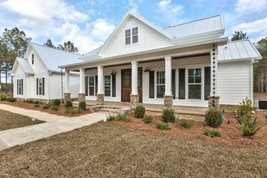 Inspiration for a farmhouse home design remodel in Atlanta