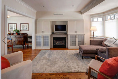 Example of a transitional home design design in Los Angeles