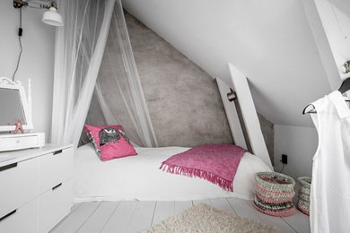 Idéer för ett mellanstort klassiskt könsneutralt tonårsrum kombinerat med sovrum, med vita väggar, målat trägolv och vitt golv