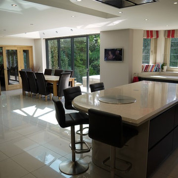 Dark Oak & Gloss Ivory handle-less Kitchen
