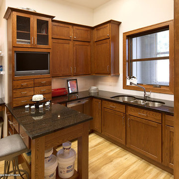 Door style: Pendleton W | Species: Maple | Finish: Harvest, Autumn