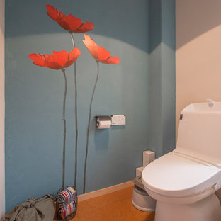 東京都下のコンテンポラリースタイルのおしゃれなトイレ・洗面所 (マルチカラーの壁、茶色い床) の写真