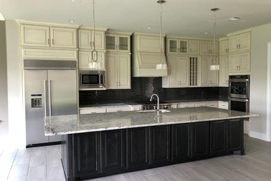 Kitchen - eclectic kitchen idea in Houston