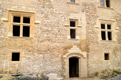 Porte et fenêtre gothique sur un château classé "Monument Historique".