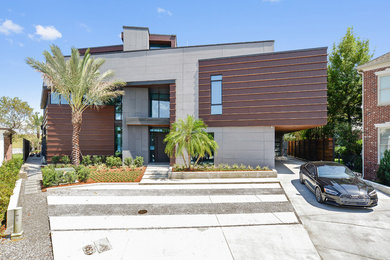Geräumiges, Dreistöckiges Modernes Einfamilienhaus mit brauner Fassadenfarbe, Flachdach und schwarzem Dach in New Orleans