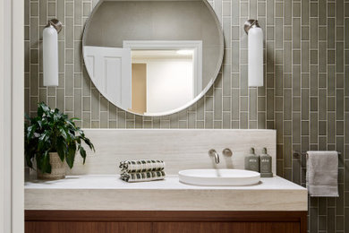 Photo of a midcentury bathroom in Melbourne.