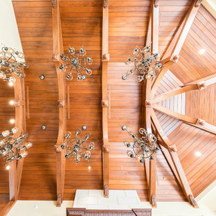 Geräumiges, Offenes Mediterranes Wohnzimmer mit Hausbar, beiger Wandfarbe, Travertin, Kamin, Kaminsims aus Stein, Wand-TV und beigem Boden in Orlando