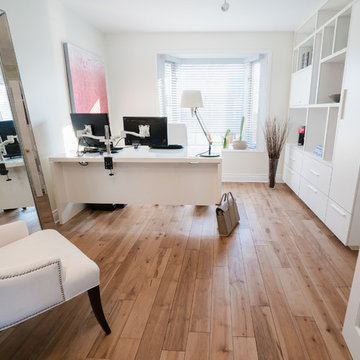 Vue du salon d'un bureau blanc_ View from the living room of a white desk and of