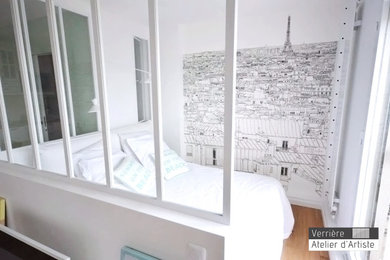 Cette image montre une chambre blanche et bois design avec du papier peint et verrière.