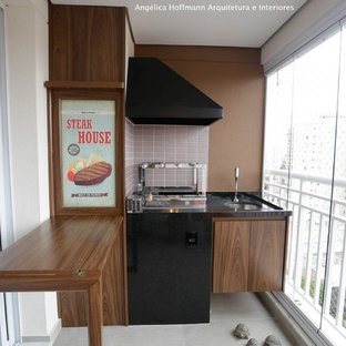 Idéer för att renovera ett litet funkis linjärt skafferi, med en nedsänkt diskho, släta luckor, skåp i mörkt trä, granitbänkskiva, grått stänkskydd, stänkskydd i keramik, rostfria vitvaror, cementgolv och grått golv