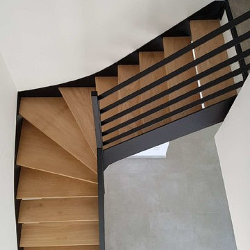 Escalier en acier laqué avec marche en chêne massif